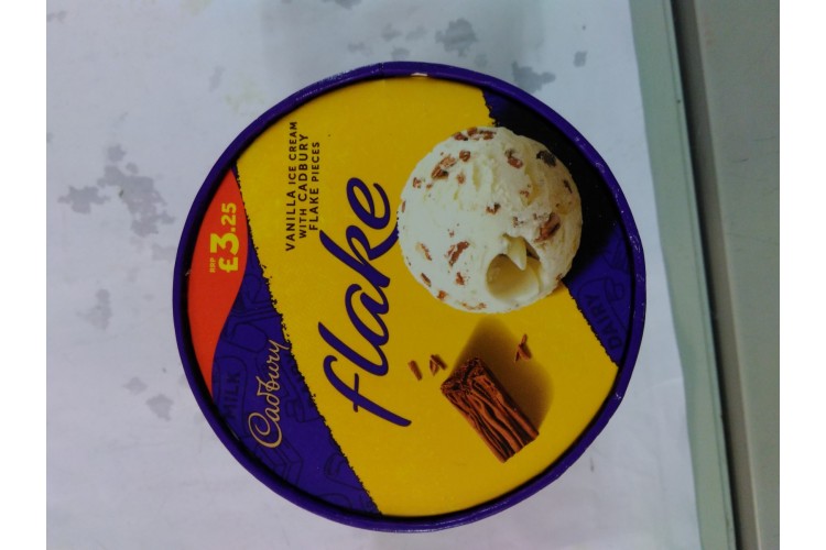 Cadbury Flake Vanilla Ice Cream with Cadbury flake pieces 465ml